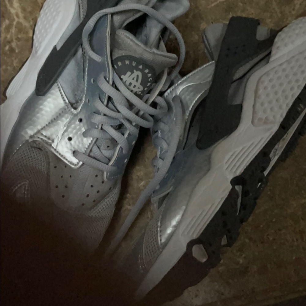 Sneakers - Picture 7 of 7